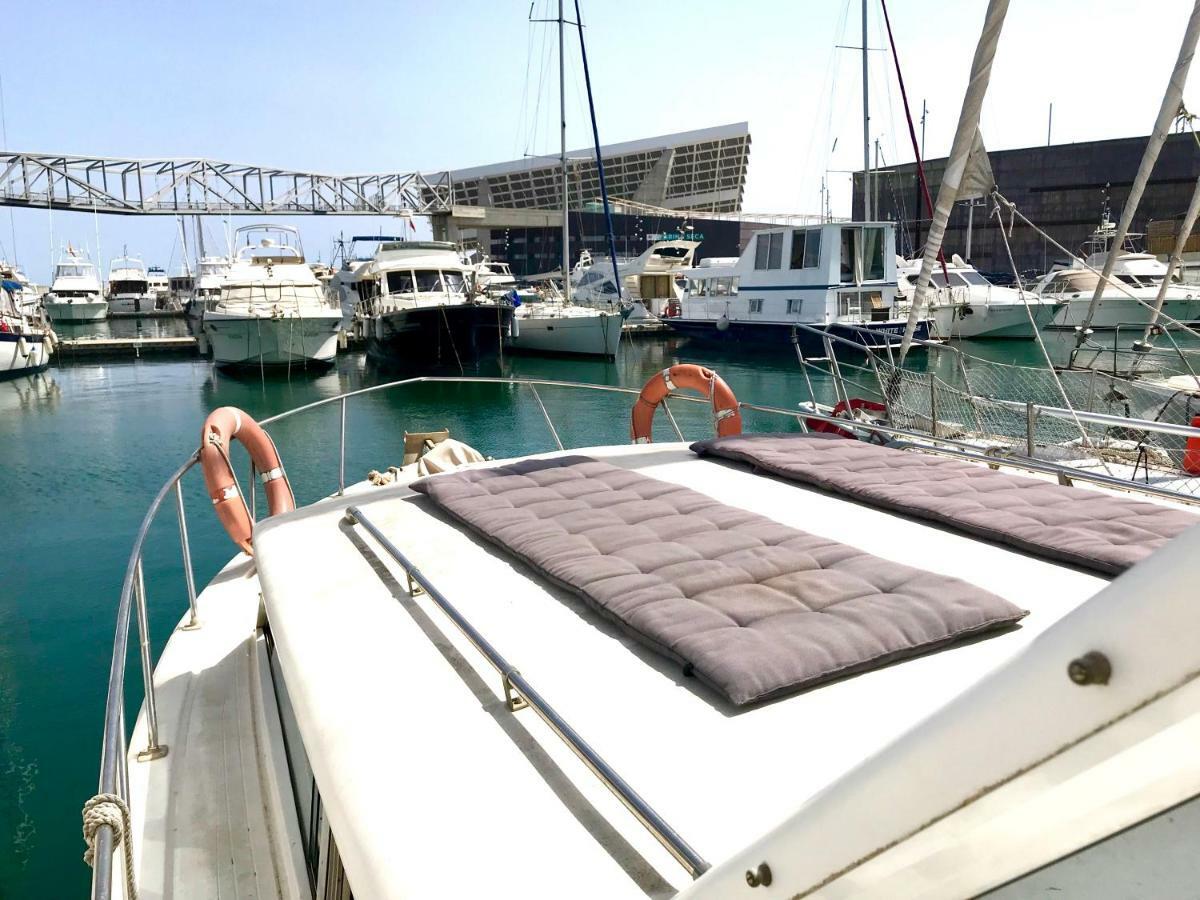 ホテル Boat Yacht Barcelona サン・アドリア・デ・ベソス エクステリア 写真